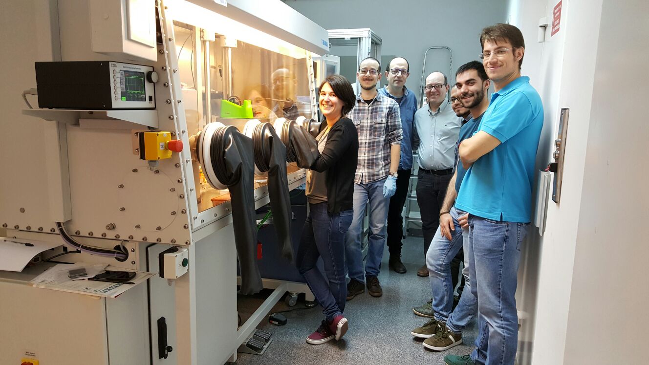 Elena, Francisco i Ramón amb Joaquim Puigdollers i altres membres del Departament d'Enginyeria Electrònica de la UPC Elena, Francisco i Ramón amb Joaquim Puigdollers i altres membres del Departament d'Enginyeria Electrònica de la UPC