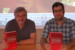 Prof. Bisquert y Dr. Giménez en la presentación del libro Prof. Bisquert y Dr. Giménez en la presentación del libro