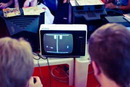 Genealogia dels artefactes. Dos joves juguen al joc de Pong, un dels primers videojocs comercials